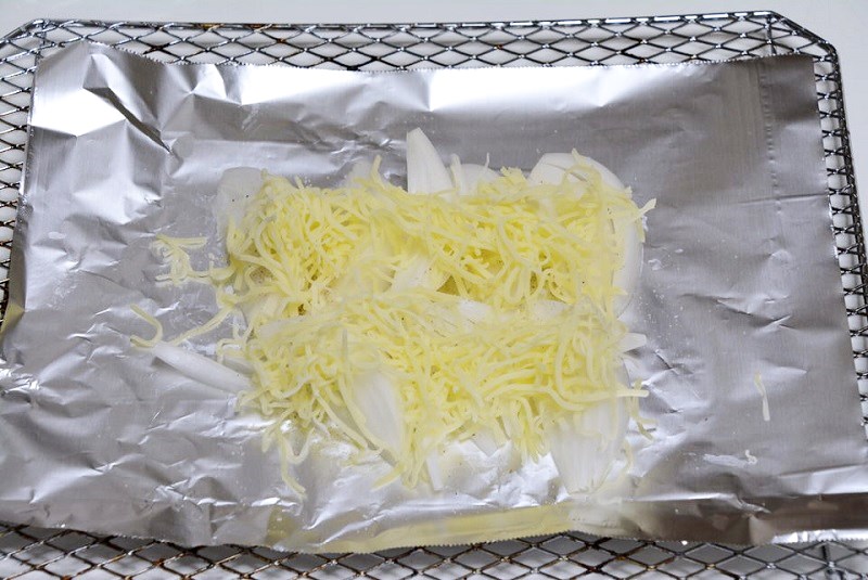 真白玉ねぎをくし形にカットしてチーズをのせた写真