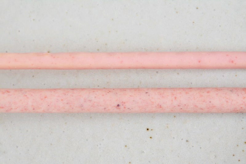 いちごポッキーとバトンドール「リッチストロベリー」のいちご粒の量を比較した写真