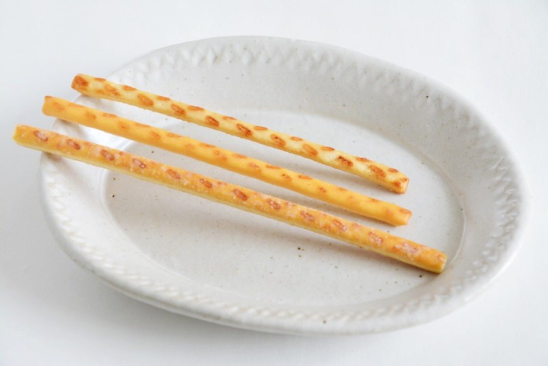 バトンドール「シュガーバター」・プリッツ(ロースト)・プリッツ(発酵バター)をお皿に並べた写真