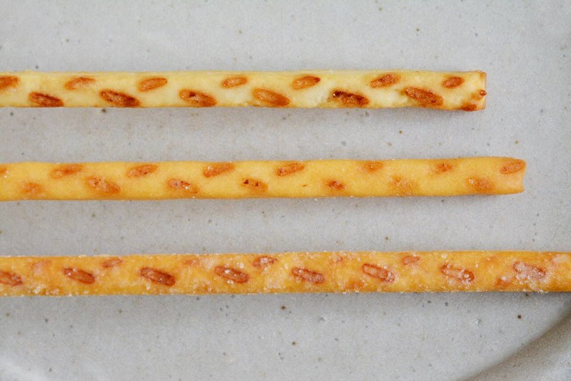 バトンドール「シュガーバター」・プリッツ(ロースト)・プリッツ(発酵バター)のサイズを比較した写真