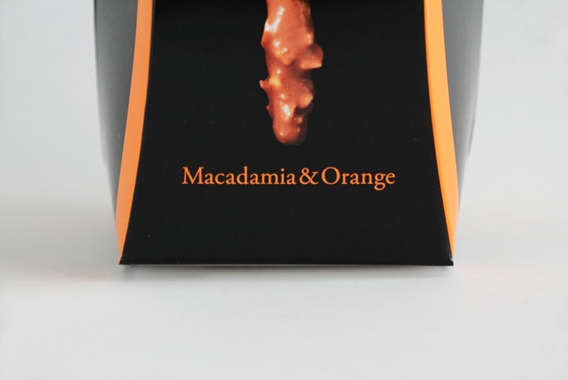 「Macadamia＆Orange」と書かれた文字
