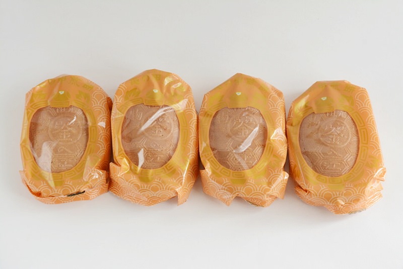 亀の甲煎餅の個包装を並べた写真