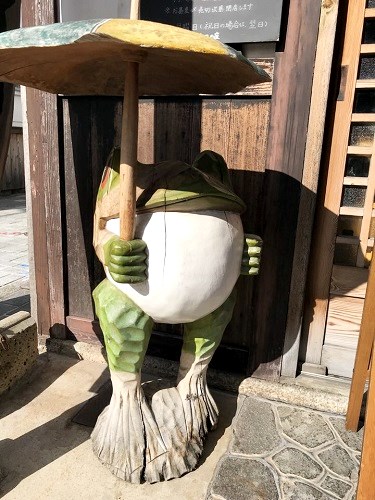 花格子の店頭に置いてあるカエル像の写真