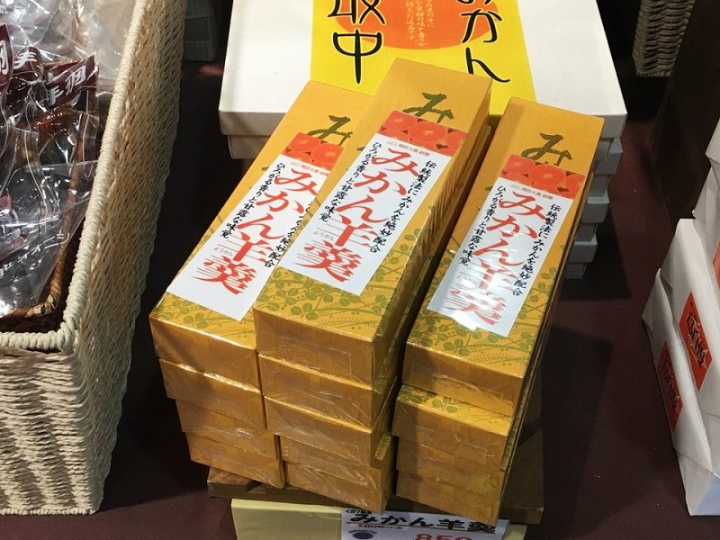 下松サービスエリアの売店に並べられた伊川製菓のみかん羊羹の写真