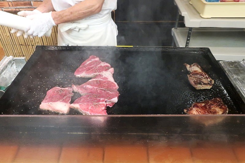 湯村温泉三好屋のバイキングのステーキを焼いている様子