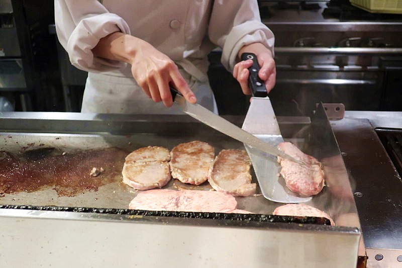 大江戸温泉きのさきのシェフがステーキを焼いている様子
